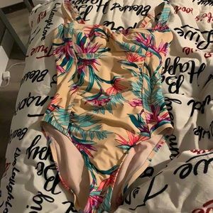 lone piece women’s bathing suit